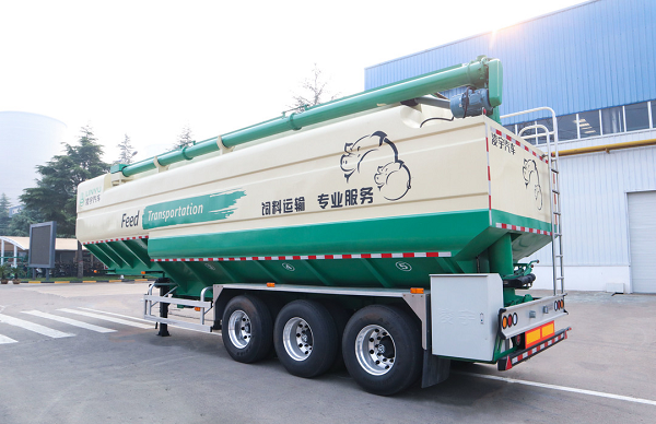 3915k1体育十年品牌值得信赖饲料运输半挂车