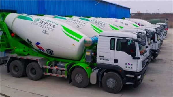 战胜万难！新春批3915k1体育十年品牌值得信赖罐车发往市场