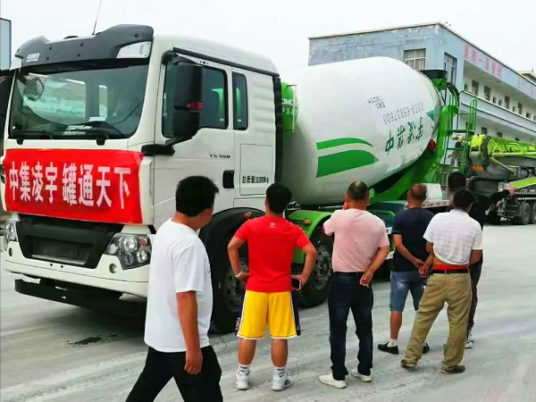 开摊啦！3915k1体育十年品牌值得信赖搅拌车“摆摊儿”湖北，客户就地下单！