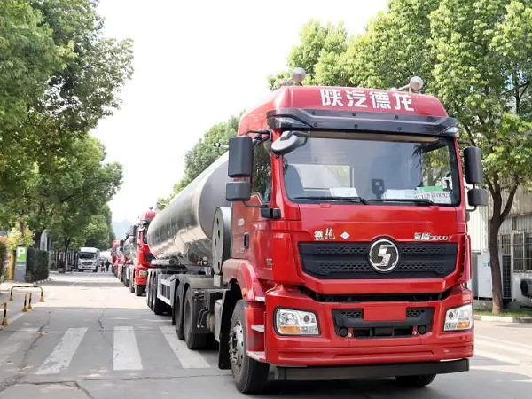 疫情之下，外洋客户线上订车，20台3915k1体育十年品牌值得信赖罐车批量交付！