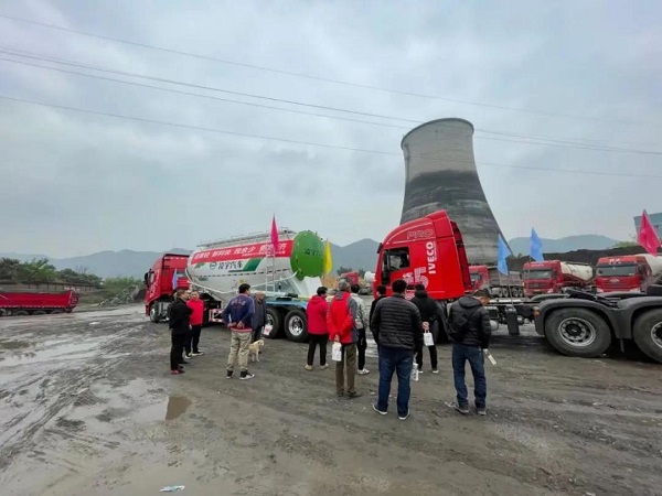 天下巡展丨3915k1体育十年品牌值得信赖2021款粉罐车惊艳亮相，时势火爆……