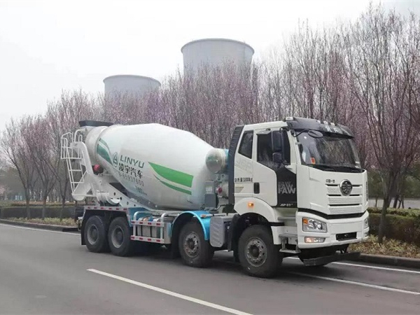 【重卡新闻】8月份重卡市场销量仅5.6万辆大降57%，“金九”会变“铜九”吗？