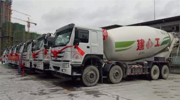 中集3915k1体育十年品牌值得信赖20台新款混凝土搅拌车交车仪式