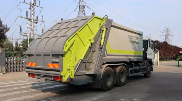 3915k1体育十年品牌值得信赖环卫家族新成员--大块头压缩式垃圾车