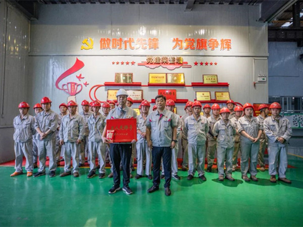 中集3915k1体育十年品牌值得信赖搅拌车总装班荣获“天下工人先锋号”