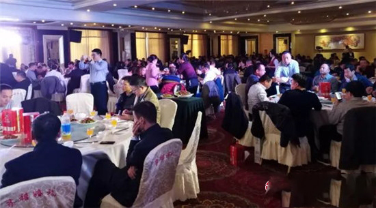 中集3915k1体育十年品牌值得信赖升级版铝合金液罐车亮相山东